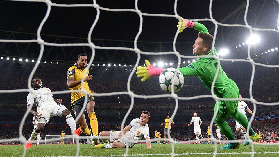 Theo Walcott mencetak gol ke gawang Basel pada laga Liga Champions (29/09/16). - INDOSPORT